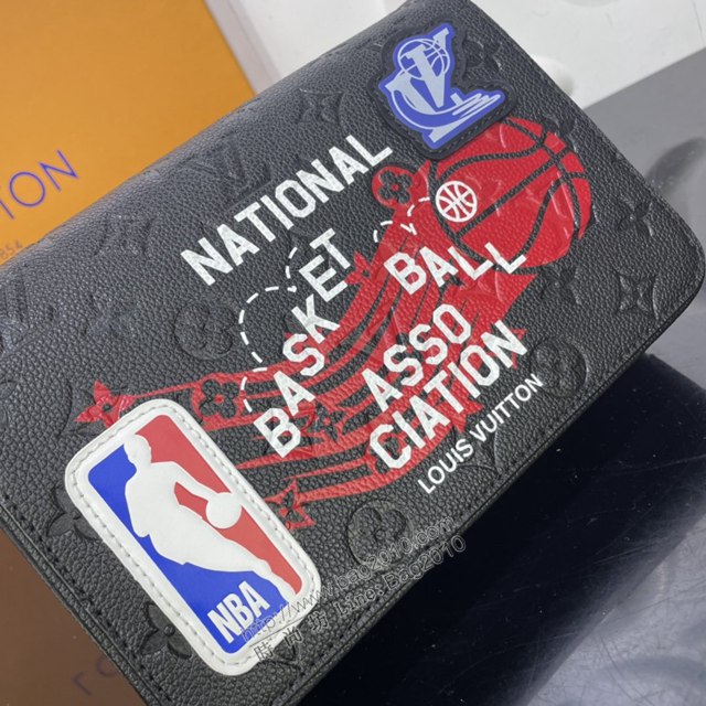 LV專櫃新款男包 路易威登Studio郵差包 M58498 印花和貼飾銜接籃球世界 LV壓紋牛皮男士單肩斜挎包  ydh4235